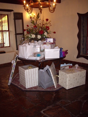 wedding gift etiquette, wedding gift amount etiquette, sending a wedding gift etiquette